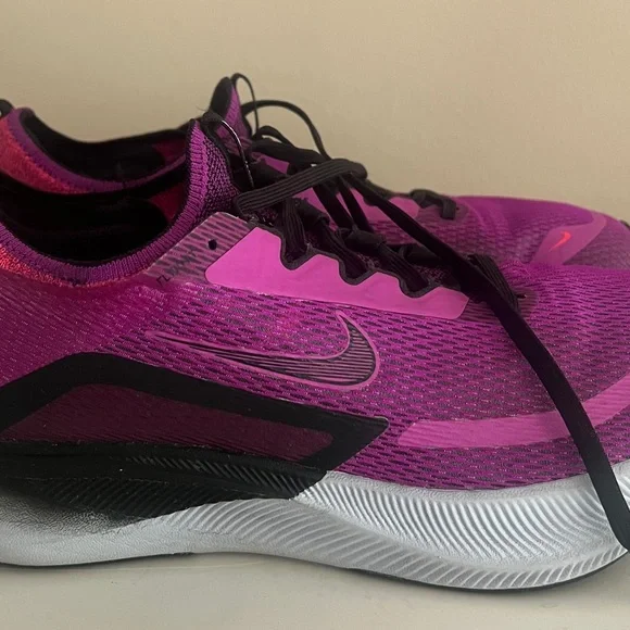Nike Pink and Black Athletic Shoes for Performance - Picture 5 of 7